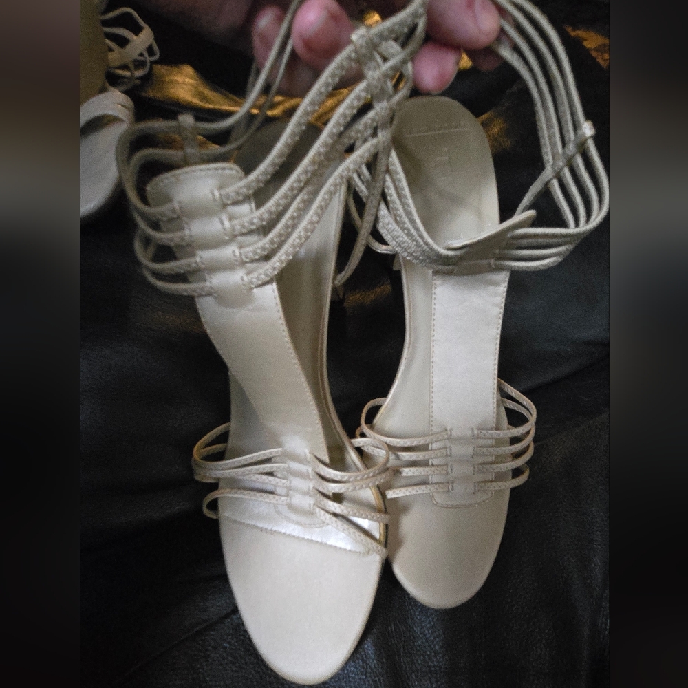 New York Transit Gold/tan Strappy Women's Sandals Sz7M - Picture 2 of 8